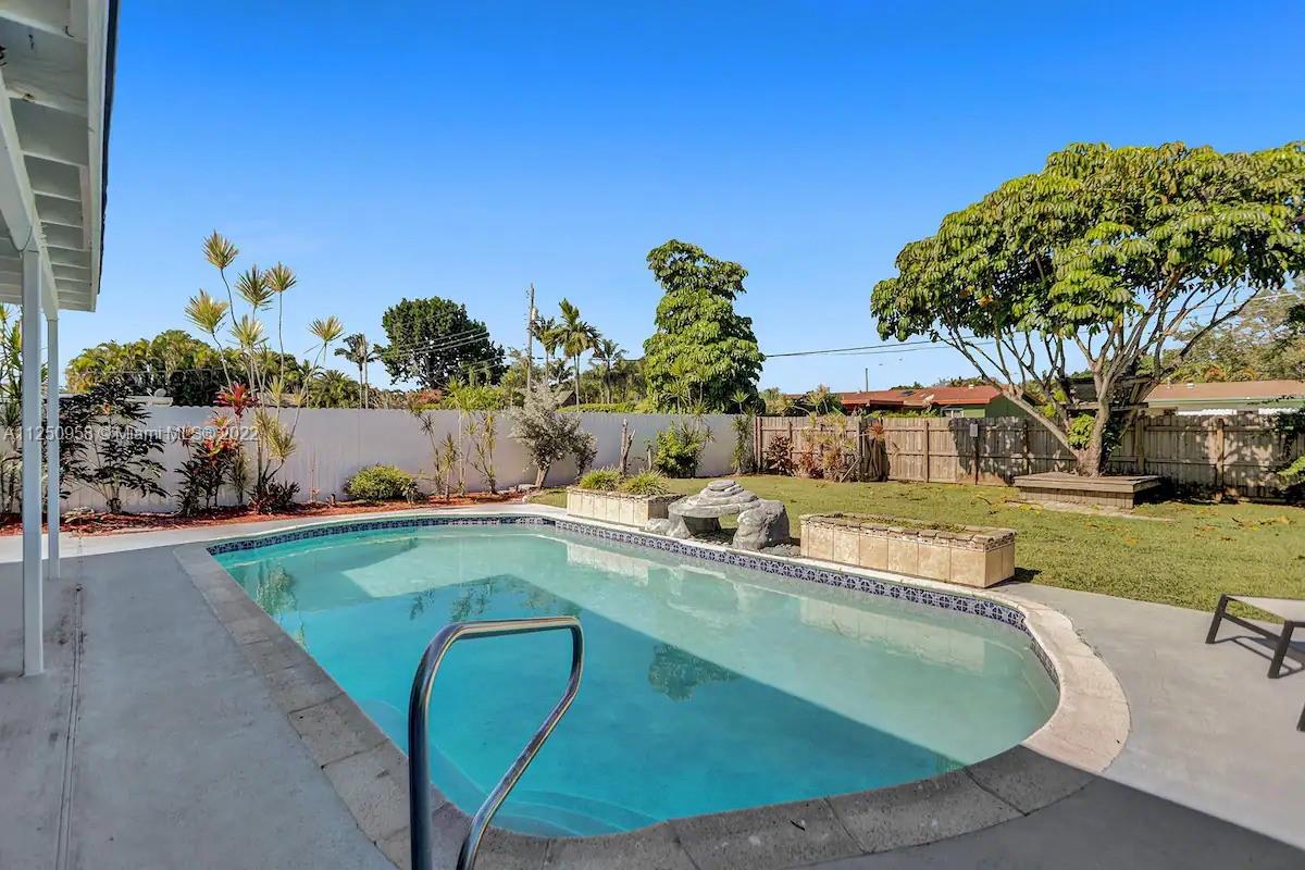 HOLLYWOOD HILLS - Residential Lease