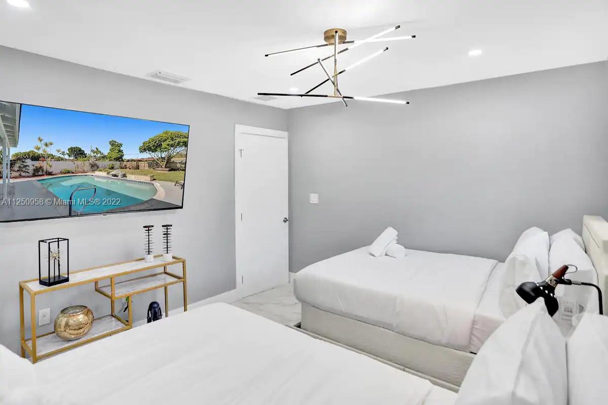 HOLLYWOOD HILLS - Residential Lease