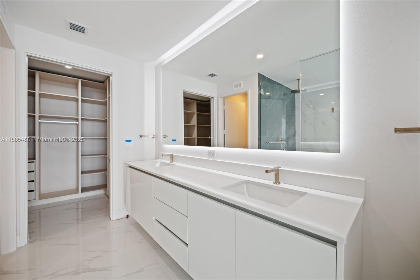 ARIA RESERVE - Residential Lease