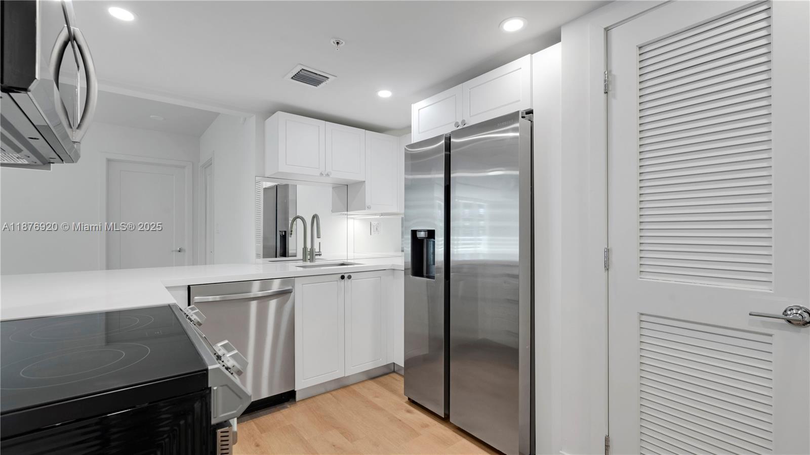 555 NE 34th St 0207