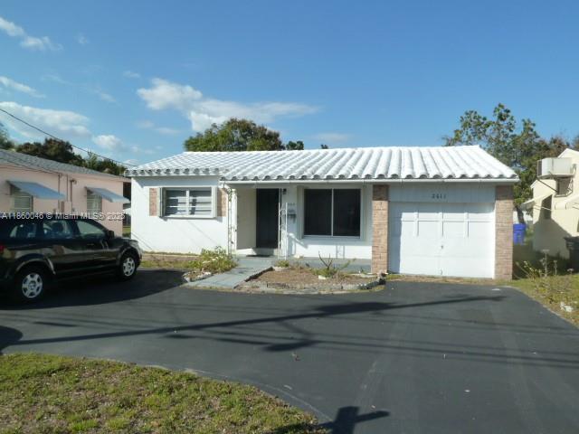 Beautiful house with a garage and a yard. Genuine house from the 60s with terrazzo floors. central AC