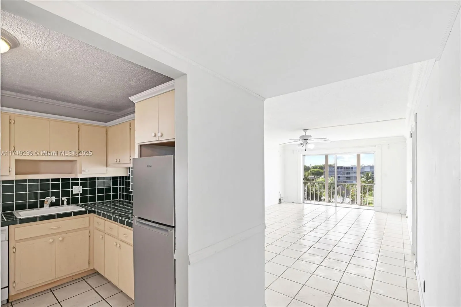 Hollywood, Florida 33021, United States, 1 Bedroom Bedrooms, ,2 BathroomsBathrooms,Residential,Active,21708