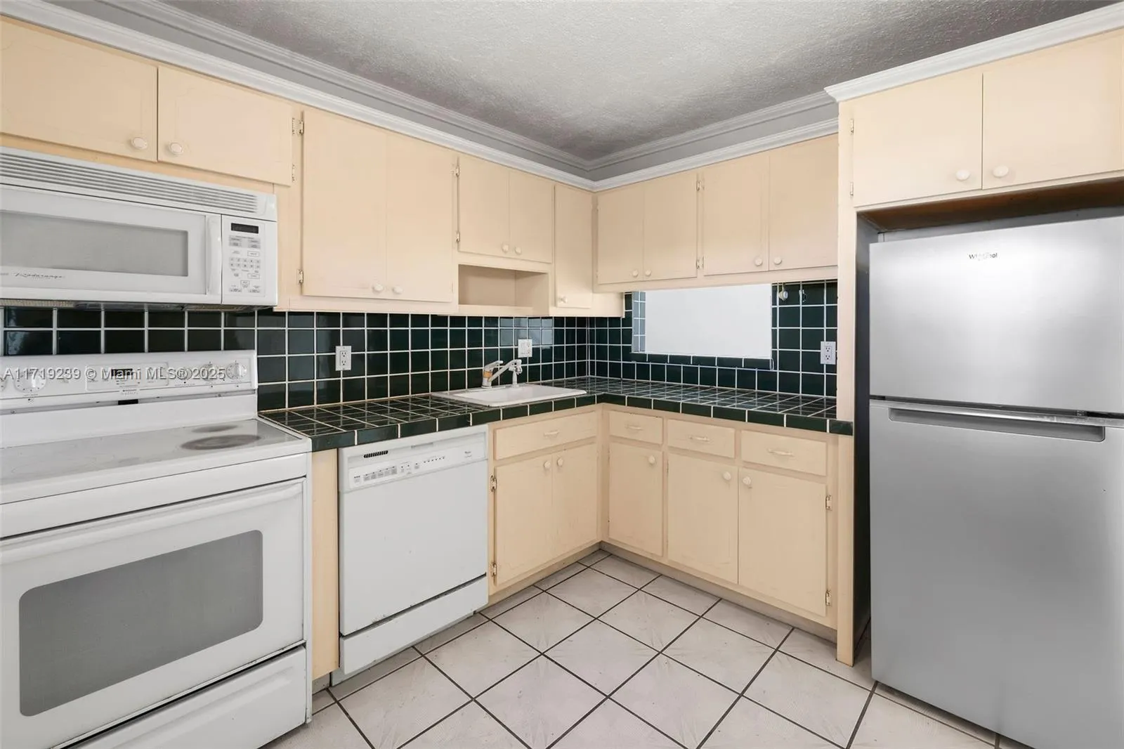 Hollywood, Florida 33021, United States, 1 Bedroom Bedrooms, ,2 BathroomsBathrooms,Residential,Active,21708