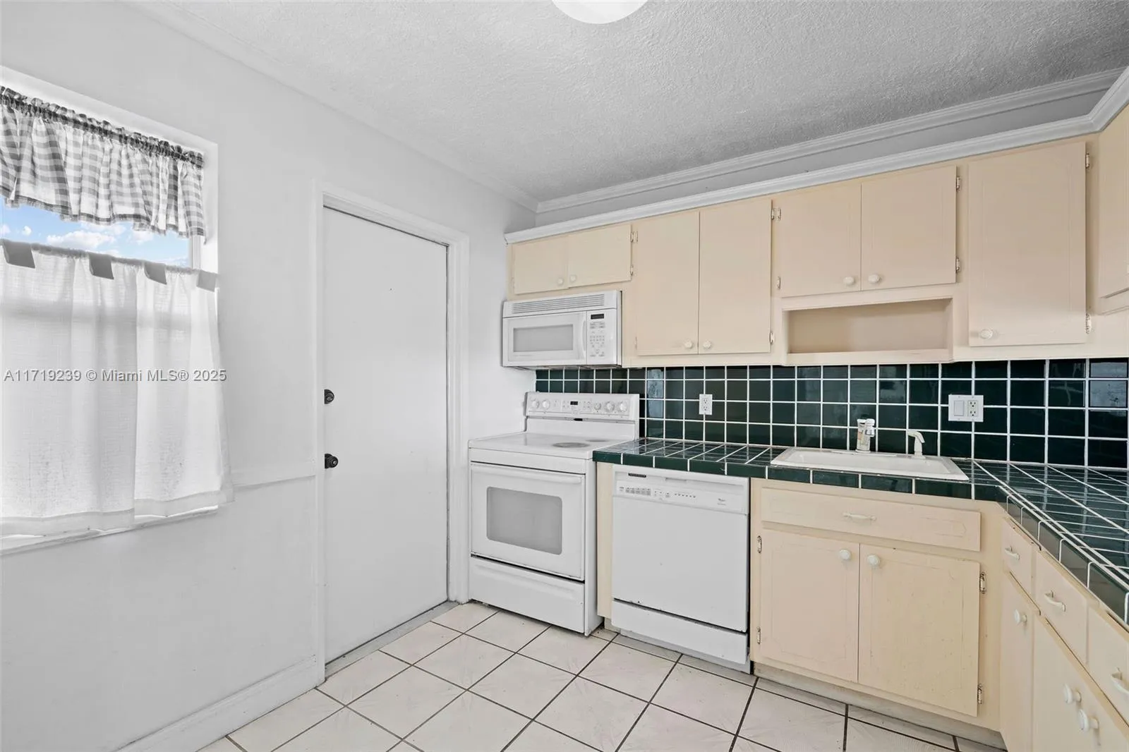 Hollywood, Florida 33021, United States, 1 Bedroom Bedrooms, ,2 BathroomsBathrooms,Residential,Active,21708