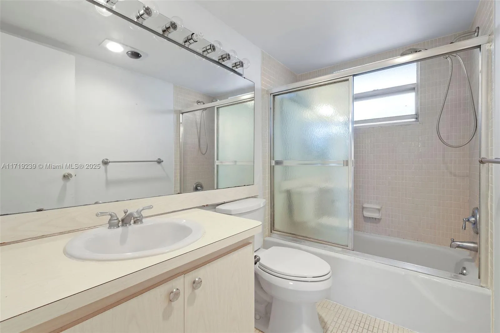 Hollywood, Florida 33021, United States, 1 Bedroom Bedrooms, ,2 BathroomsBathrooms,Residential,Active,21708