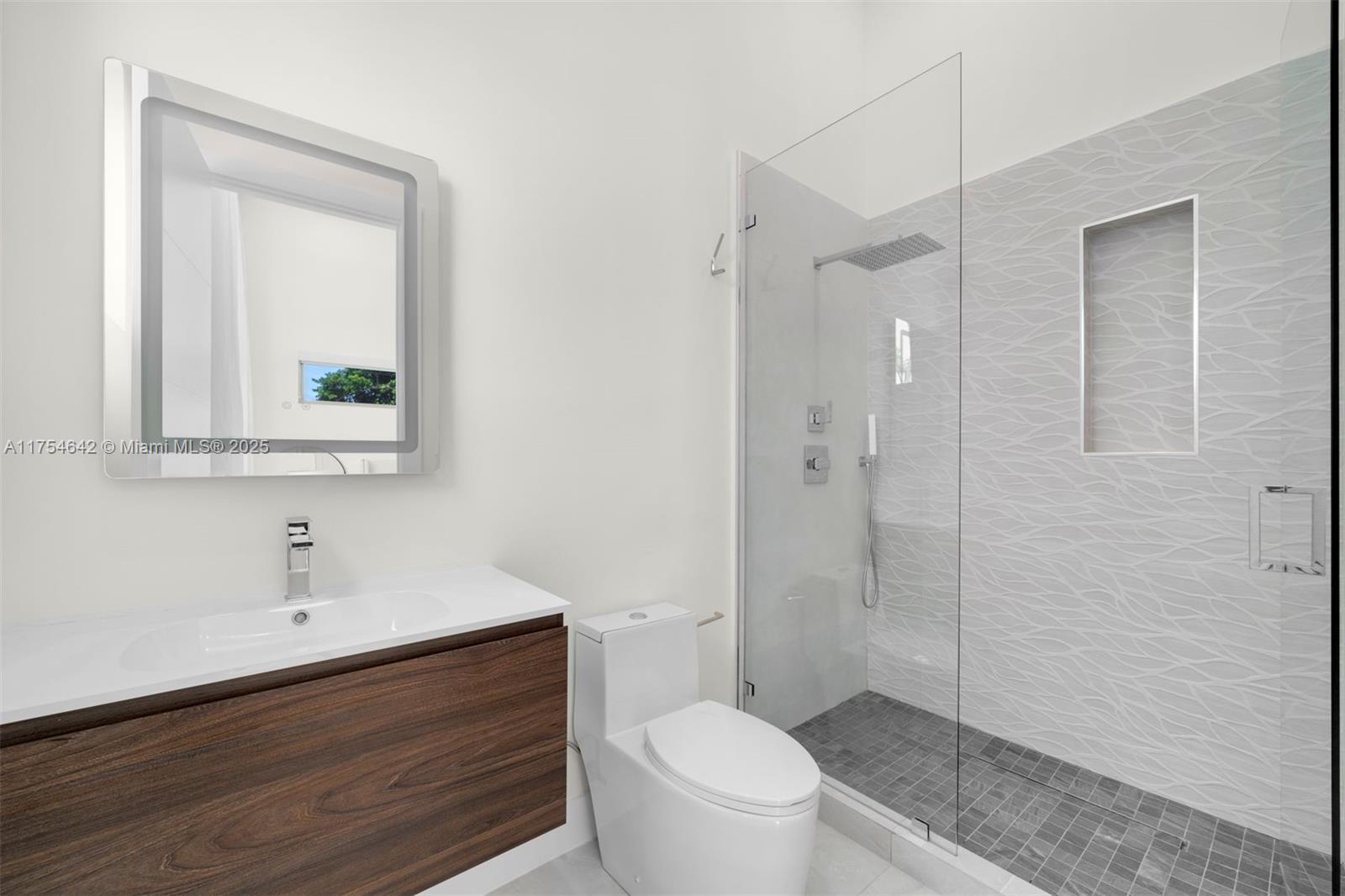 NAUTILUS SUB - Residential Lease