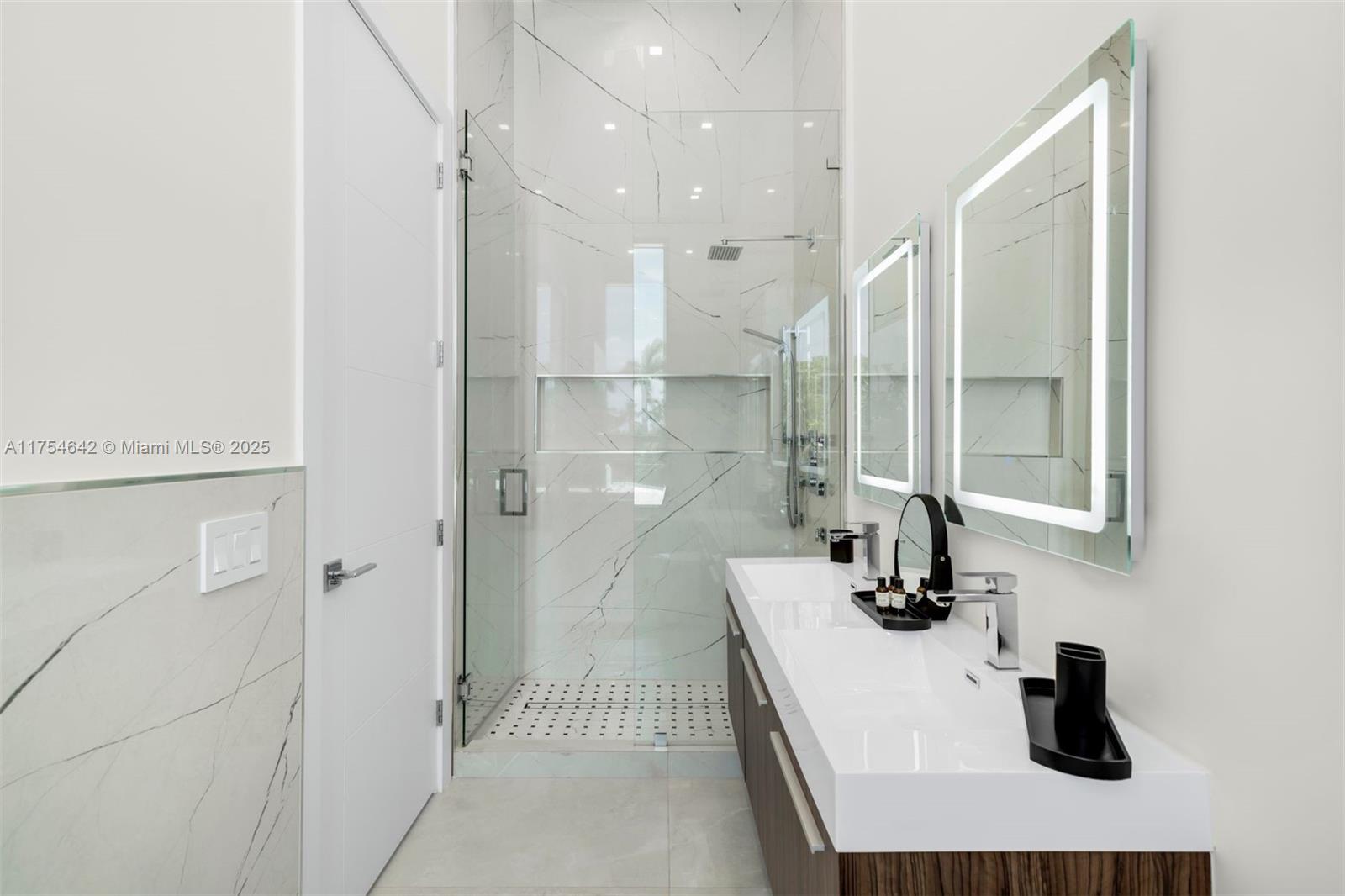 NAUTILUS SUB - Residential Lease