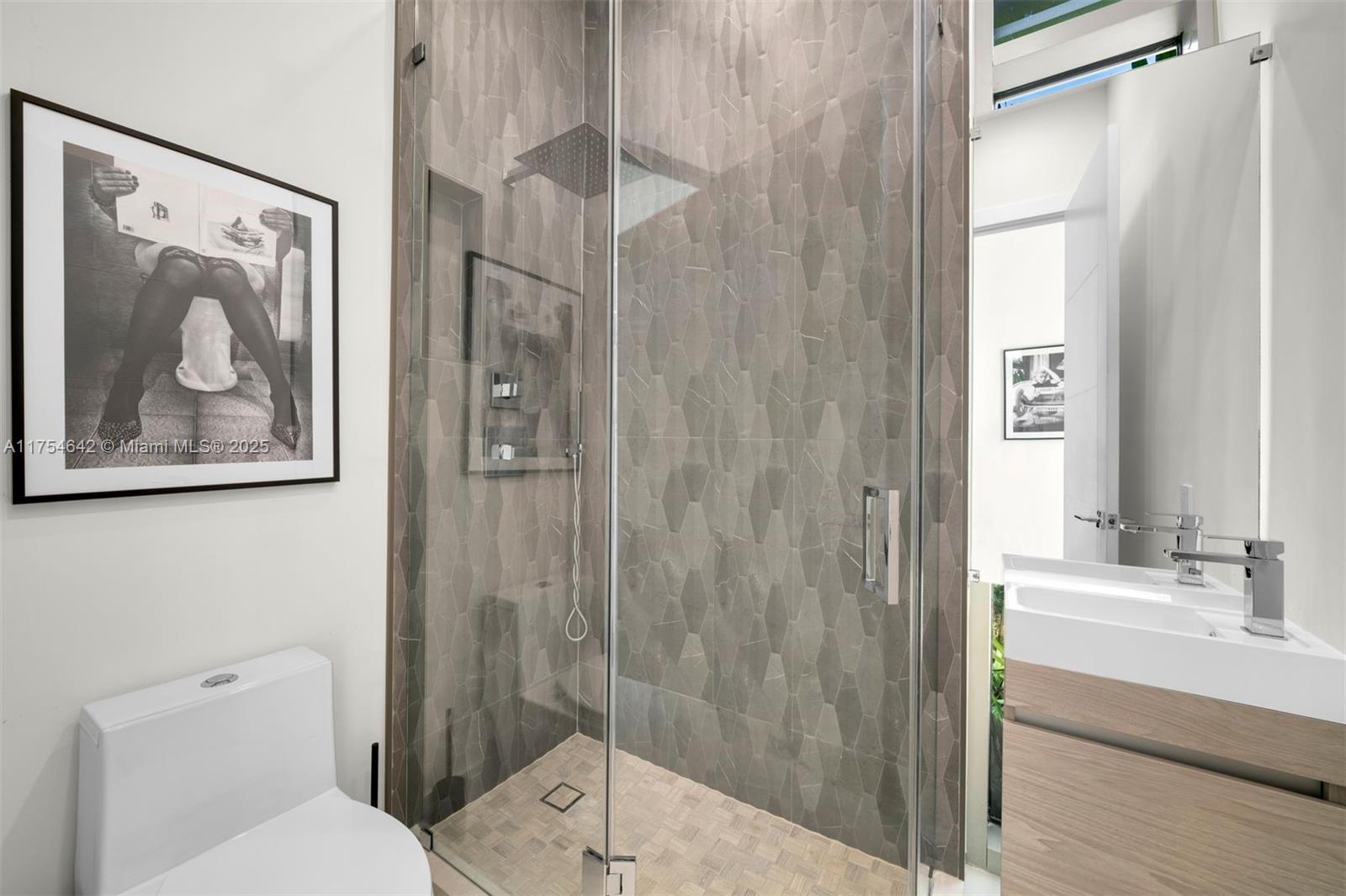 NAUTILUS SUB - Residential Lease