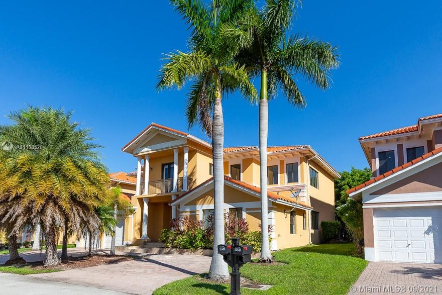BEAUTIFUL 6 BEDROOMS, 5 BATHS SINGLE FAMILY HOUSE, WITH OPEN AND HUGE KITCHEN WITH STAINLESS STEEL APPLIANCES, PLENTY OF PARKING SPACES. 2 BEDROOMS WITH FULL  BATHS ON THE FIRST FLOOR. LAMINATE FLOORS ON THE SECOND FLOOR. AMAZING PATIO. HOUSE  READY TO MOVE IN. RENT INCLUDES CABLE, INTERNET, ACCESS TO CLUB HOUSE. EASY TO SHOW.