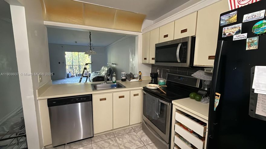 Beautiful 2/2 uint, washer and dryer inside , gated community, pretty county pool, close to main expressways, Mallas, school zone and much more, excellent for  investors and living