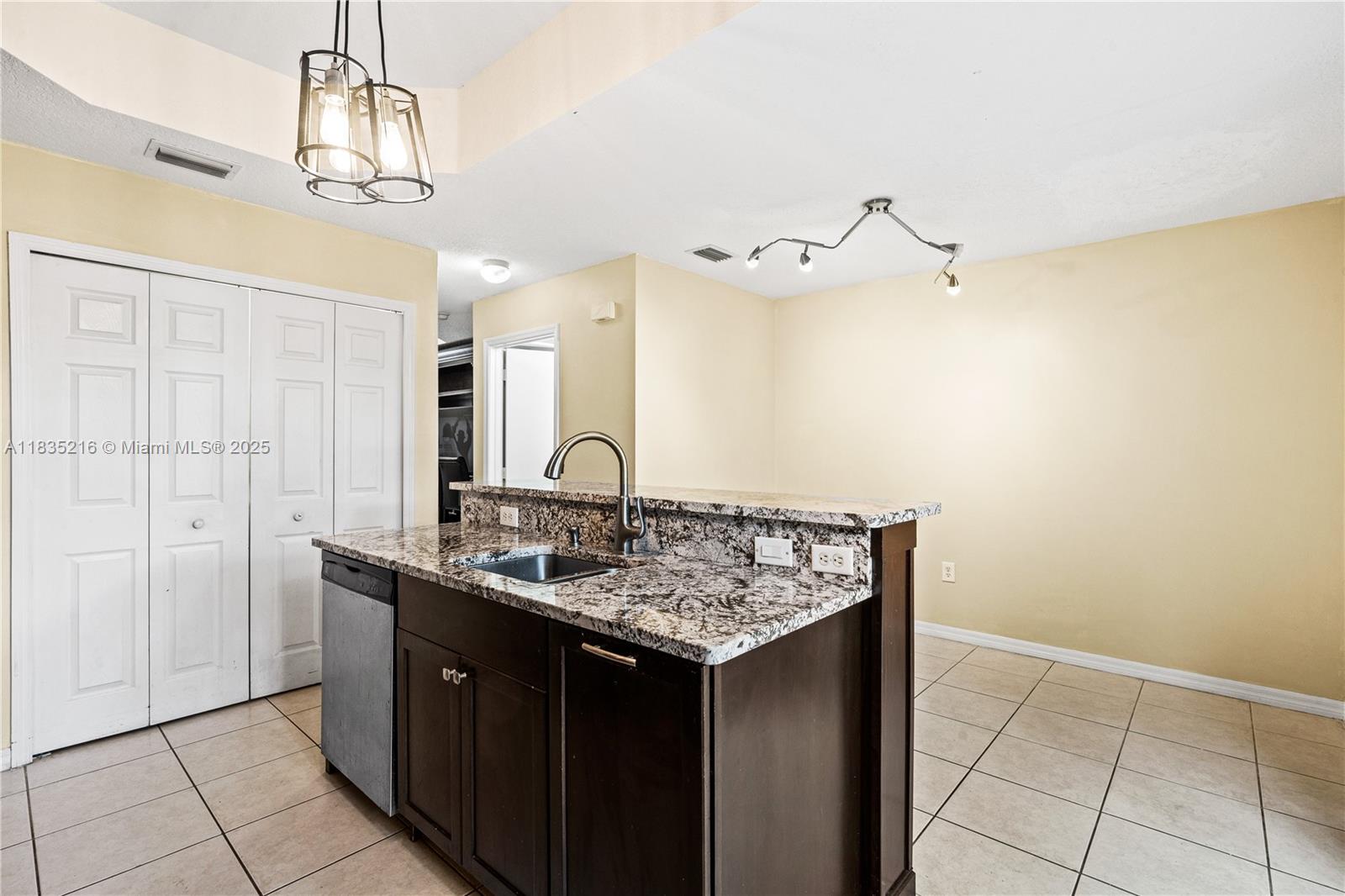 HAMPTON ISLES CONDO - Residential