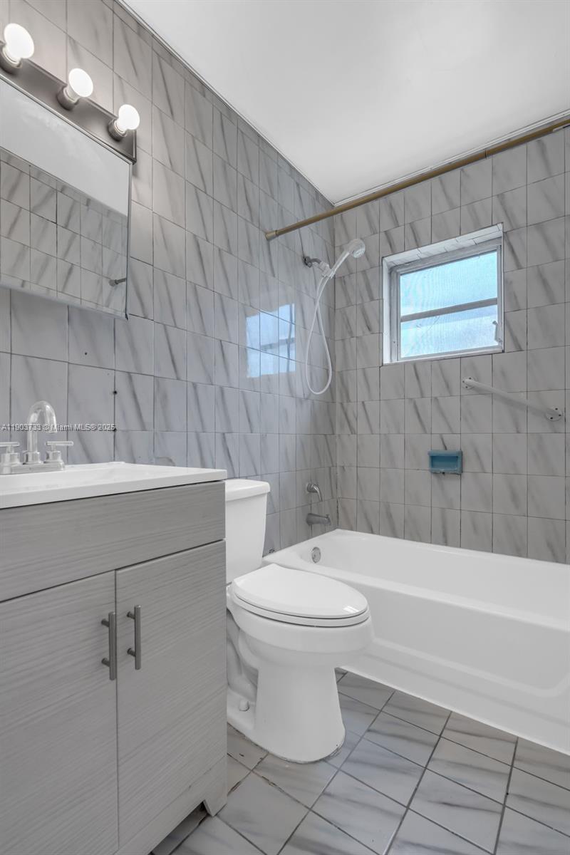 AMND MIAMI SUBURBAN ACRES - Residential Lease