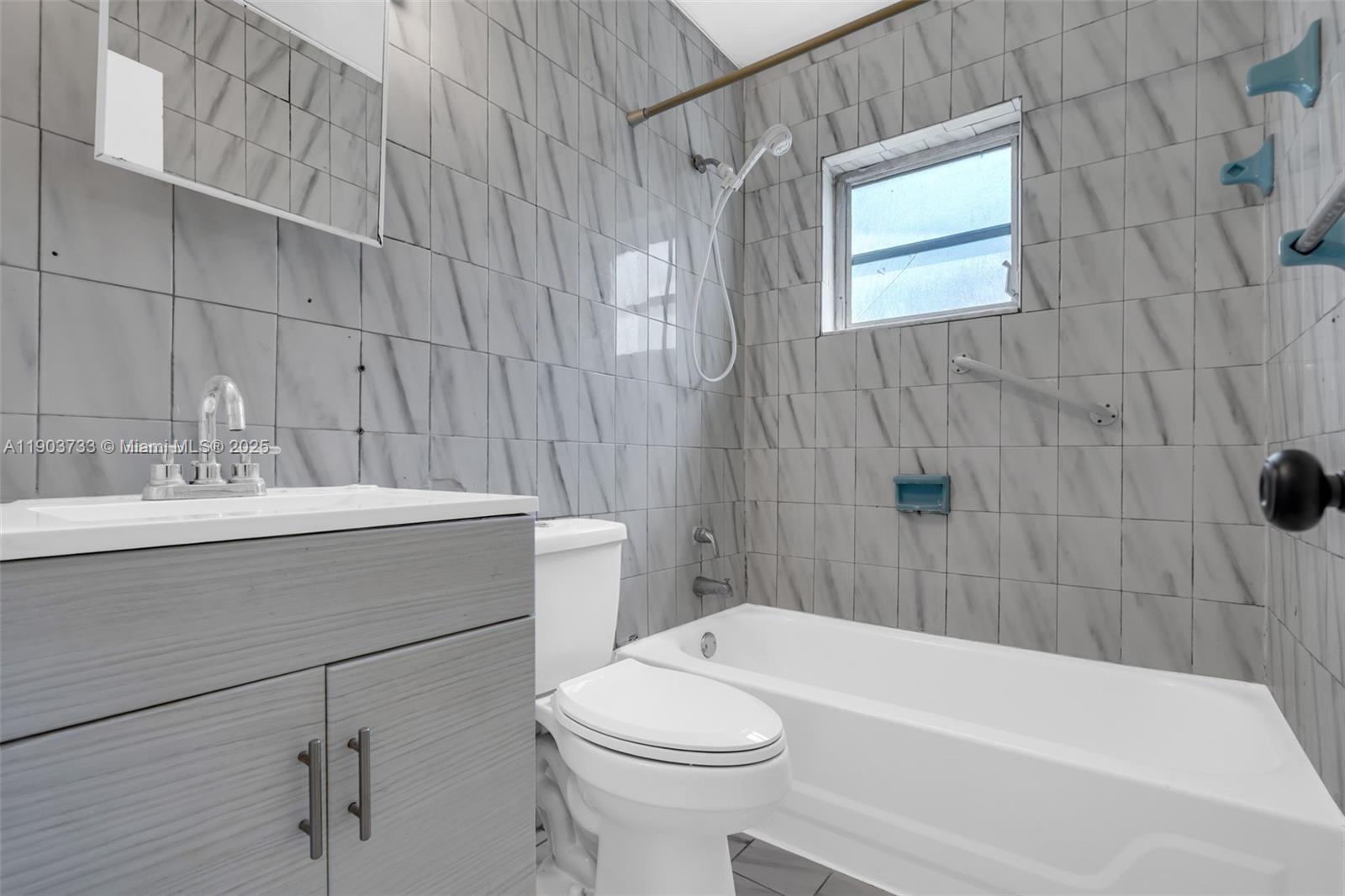 AMND MIAMI SUBURBAN ACRES - Residential Lease