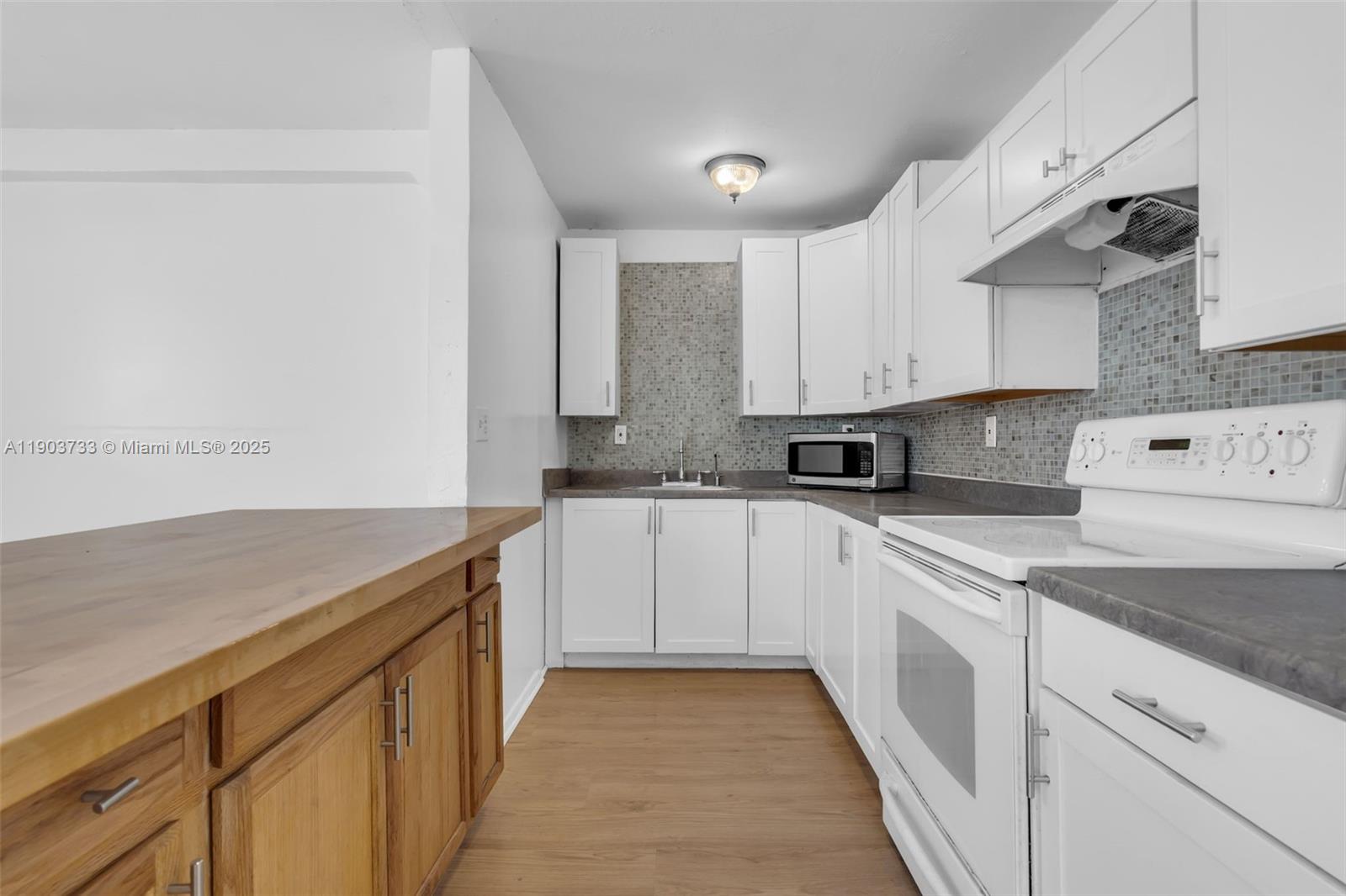 AMND MIAMI SUBURBAN ACRES - Residential Lease