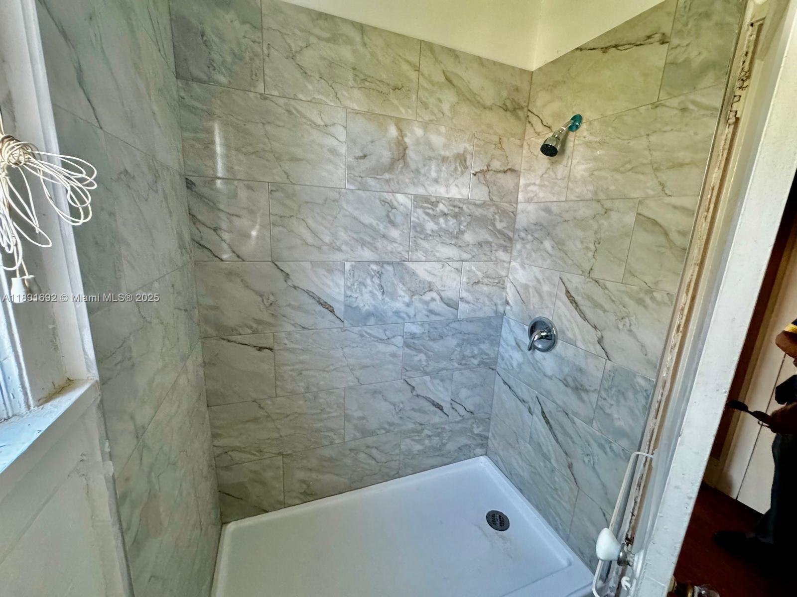 HOLLYWOOD - Residential Lease