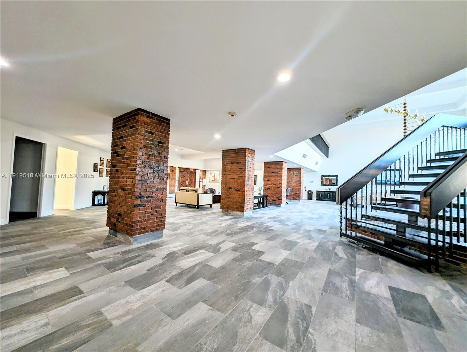 LAUDERDALE OAKS CONDO II - Residential