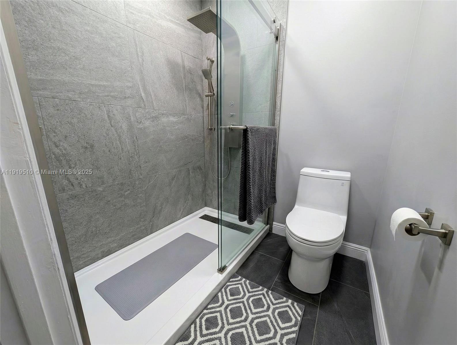 LAUDERDALE OAKS CONDO II - Residential