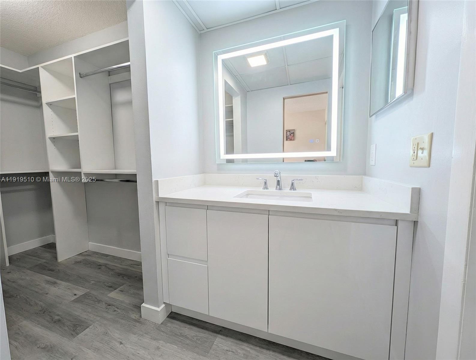 LAUDERDALE OAKS CONDO II - Residential