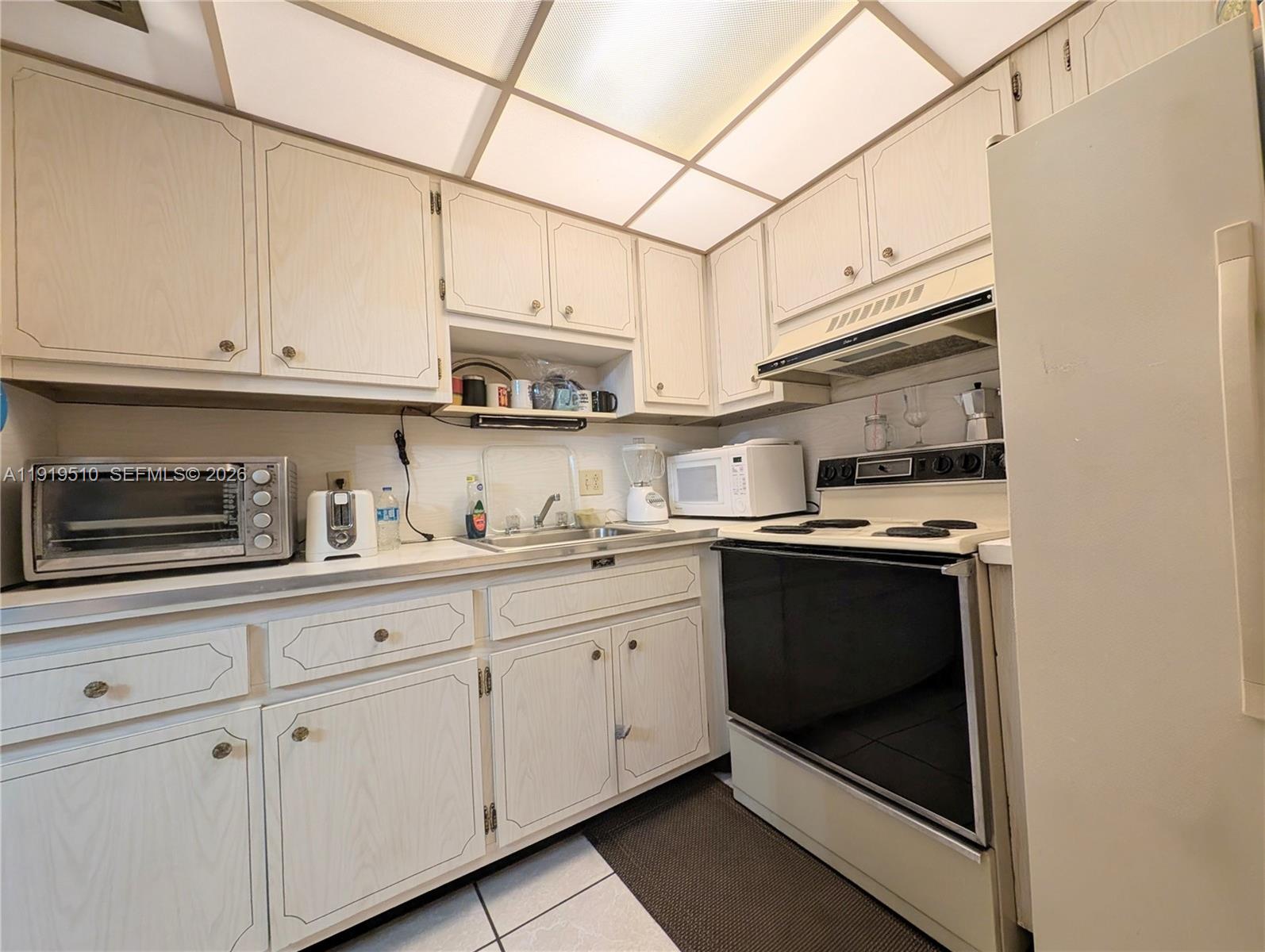 LAUDERDALE OAKS CONDO II - Residential