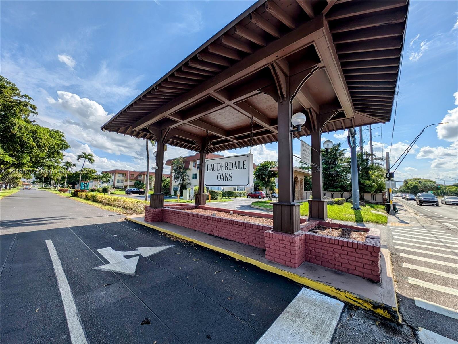 LAUDERDALE OAKS CONDO II - Residential