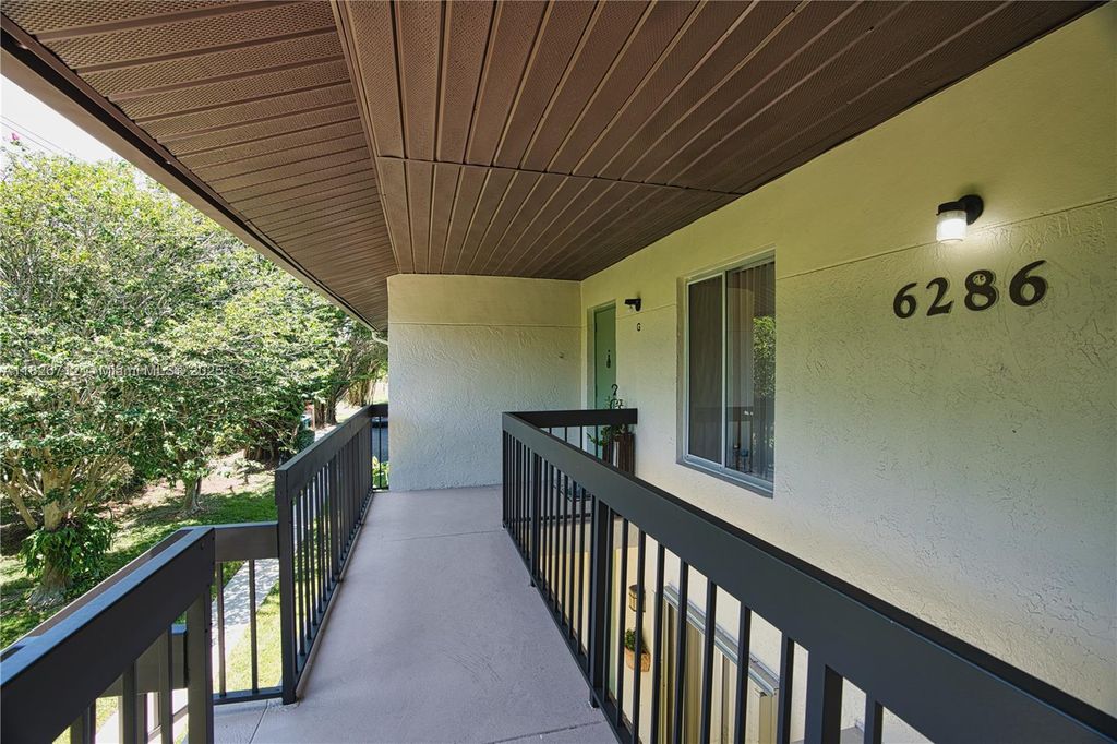 Photo of 6286 Chasewood Dr #G, Jupiter, FL 33458 (MLS # A11826712)