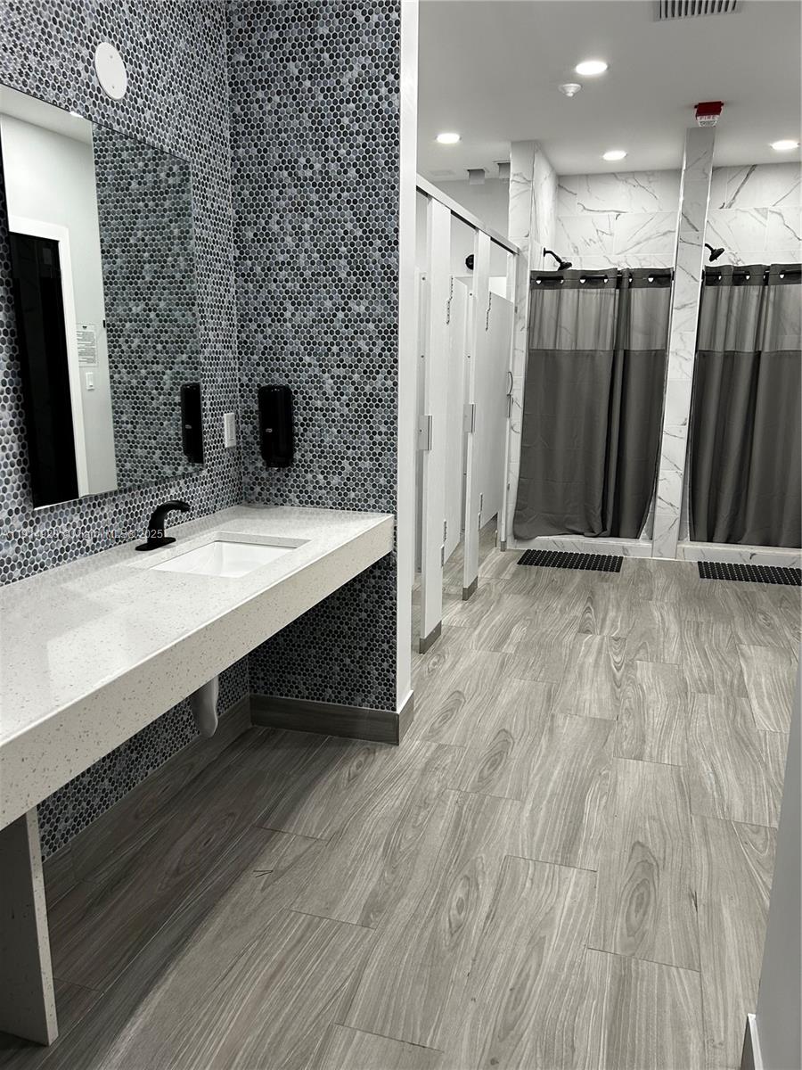 PLAZA OF AMERICAS CONDO P - Residential Lease