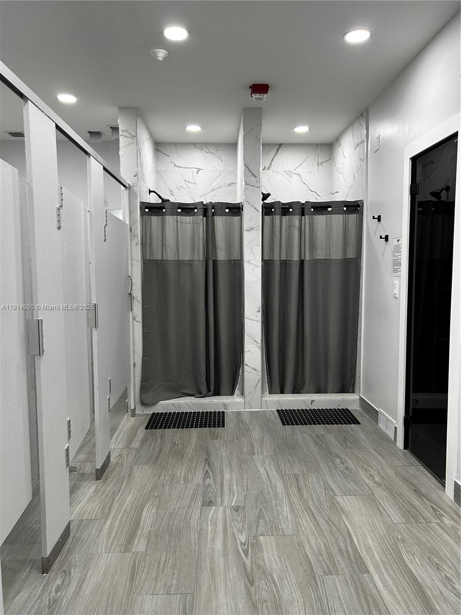 PLAZA OF AMERICAS CONDO P - Residential Lease