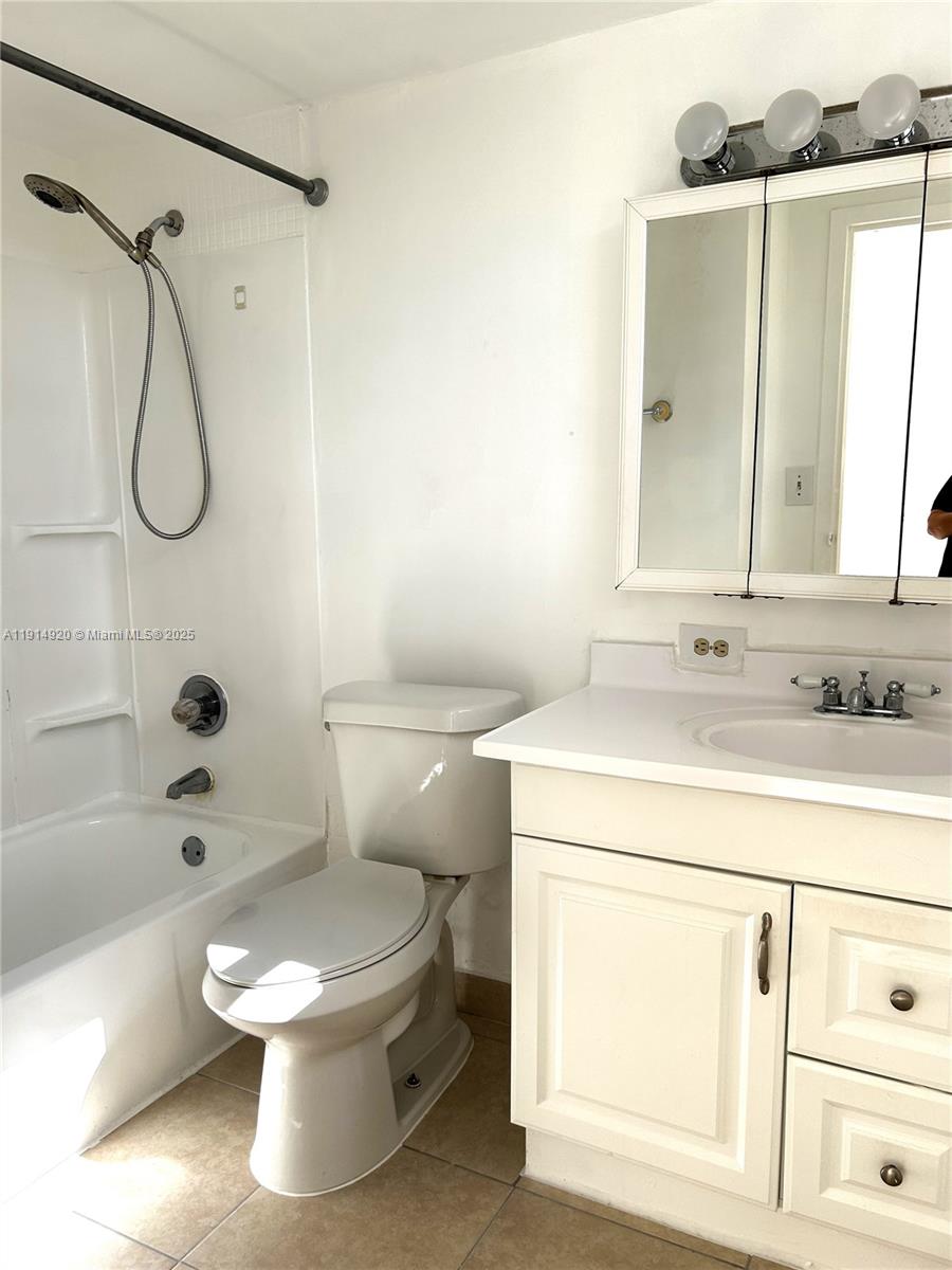 PLAZA OF AMERICAS CONDO P - Residential Lease