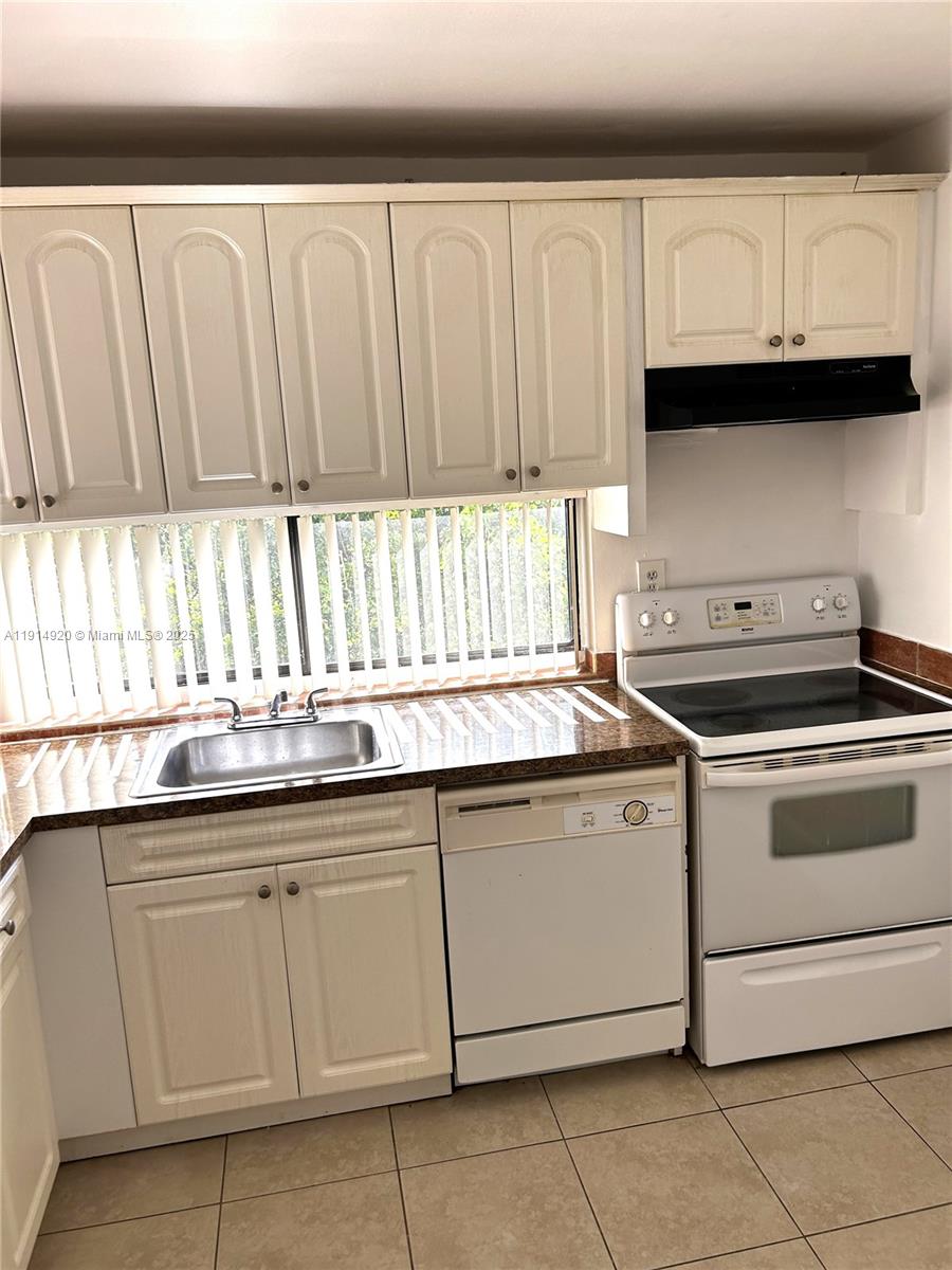 PLAZA OF AMERICAS CONDO P - Residential Lease