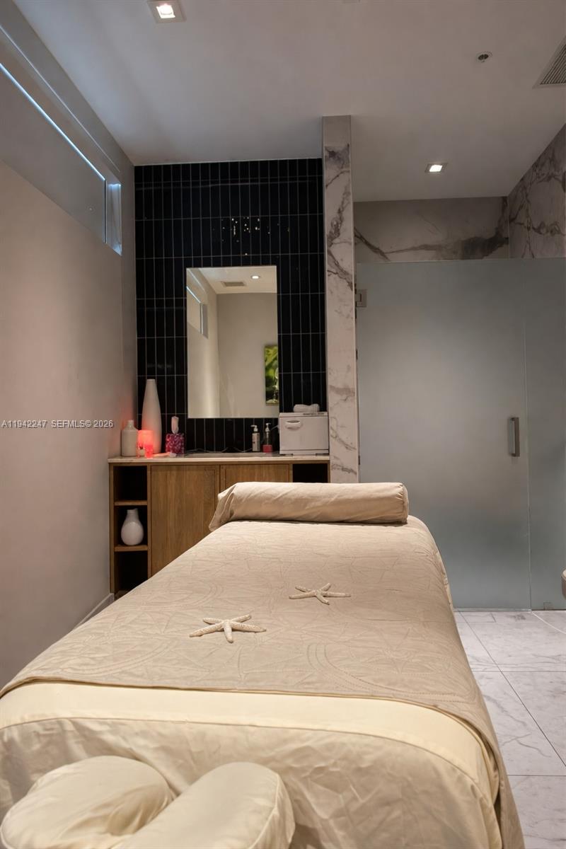 IVY CONDO - Residential Lease