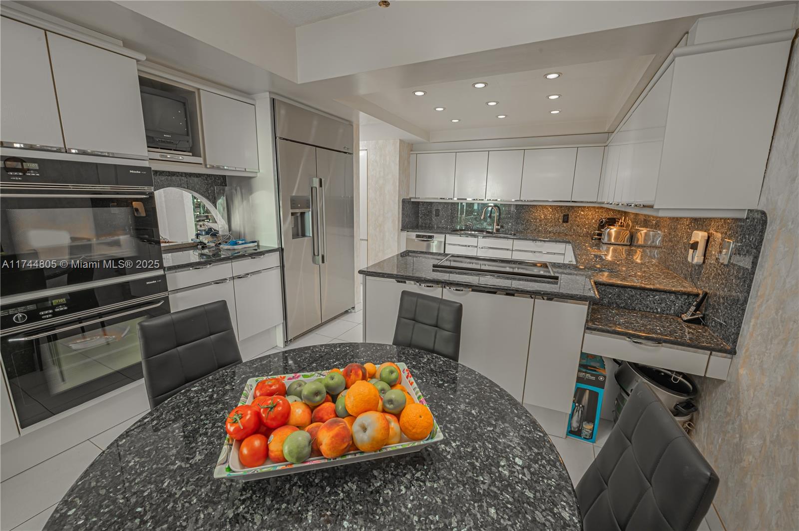 BALMORAL CONDO - Residential Lease