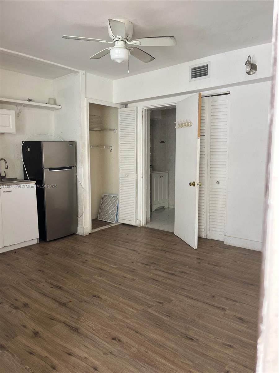 Nice studio with everything included, east of Biscayne Boulevard in North Miami Beach. Amazing location. Parking space included. Call LA for more details