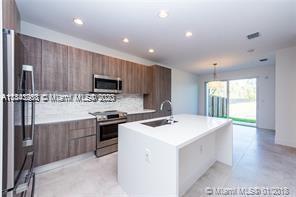 Amazing Townhouse at Neovita community 3 bed,2-1/2 bath, huge closets, ceramics floors throughout the first floor and the second floor have carpet, modern Italian kitchen with quartz countertop, paved patio, beautiful clubhouse and the best community in Doral. Don't miss this opportunity!