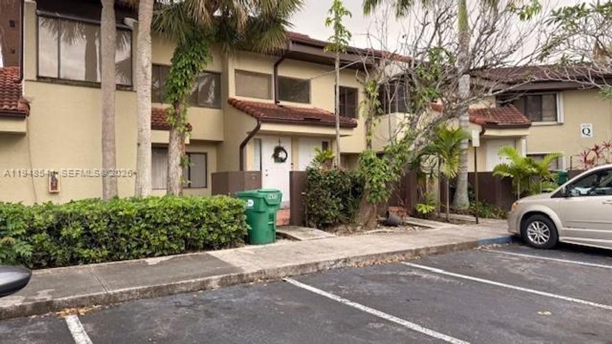 Great condo unit in West Kendall. 2 spacious bedrooms / 2 baths. Second bedroom has direct access to the second bathroom.  Screened balcony overlooking pool area. Washer/Dryer in the unit. Plenty of
guest parking. Great location close to shopping and restaurants. Unit is vacant and easy to show. Showassist for information.