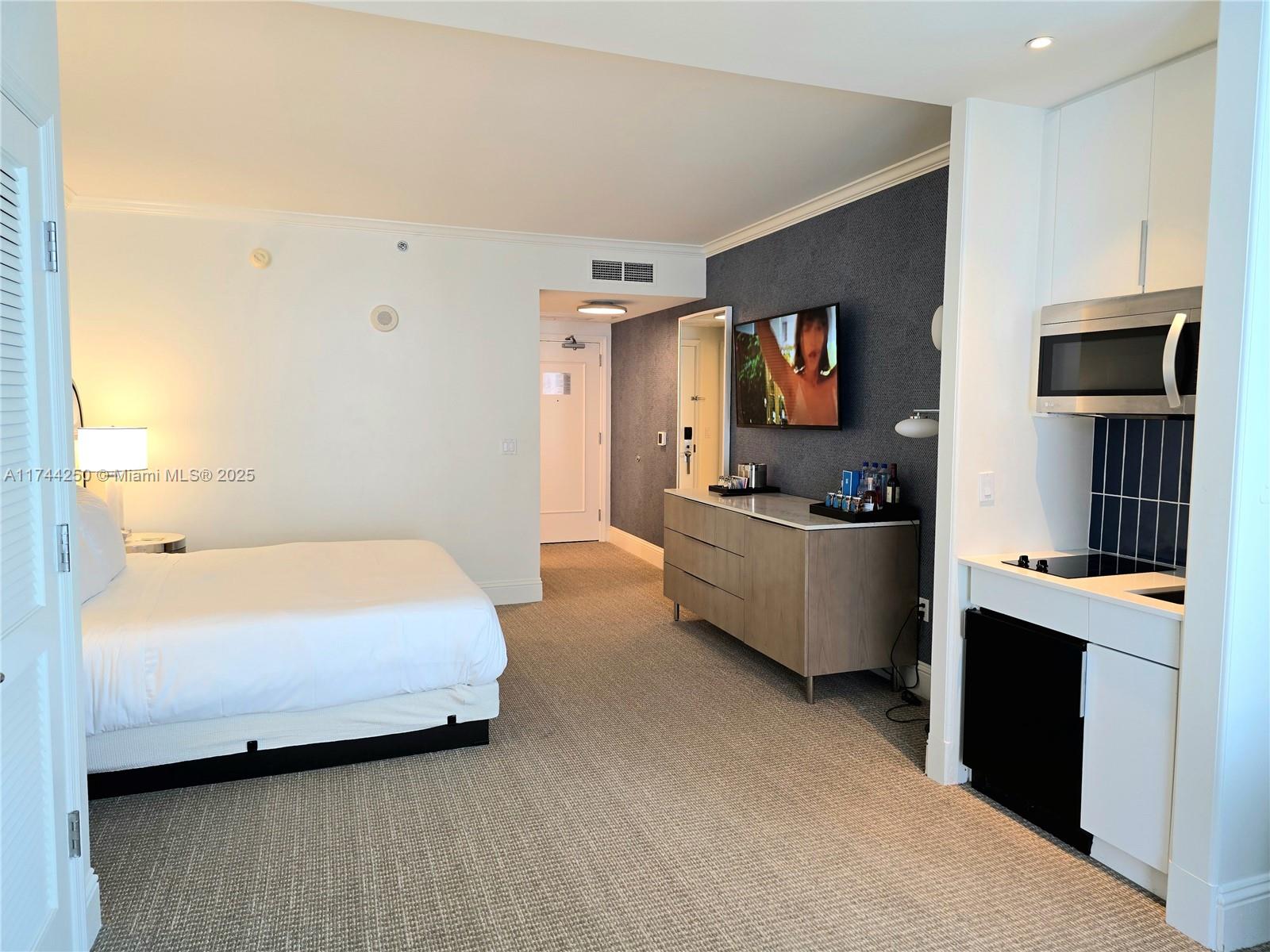 4401 Collins Ave 1401