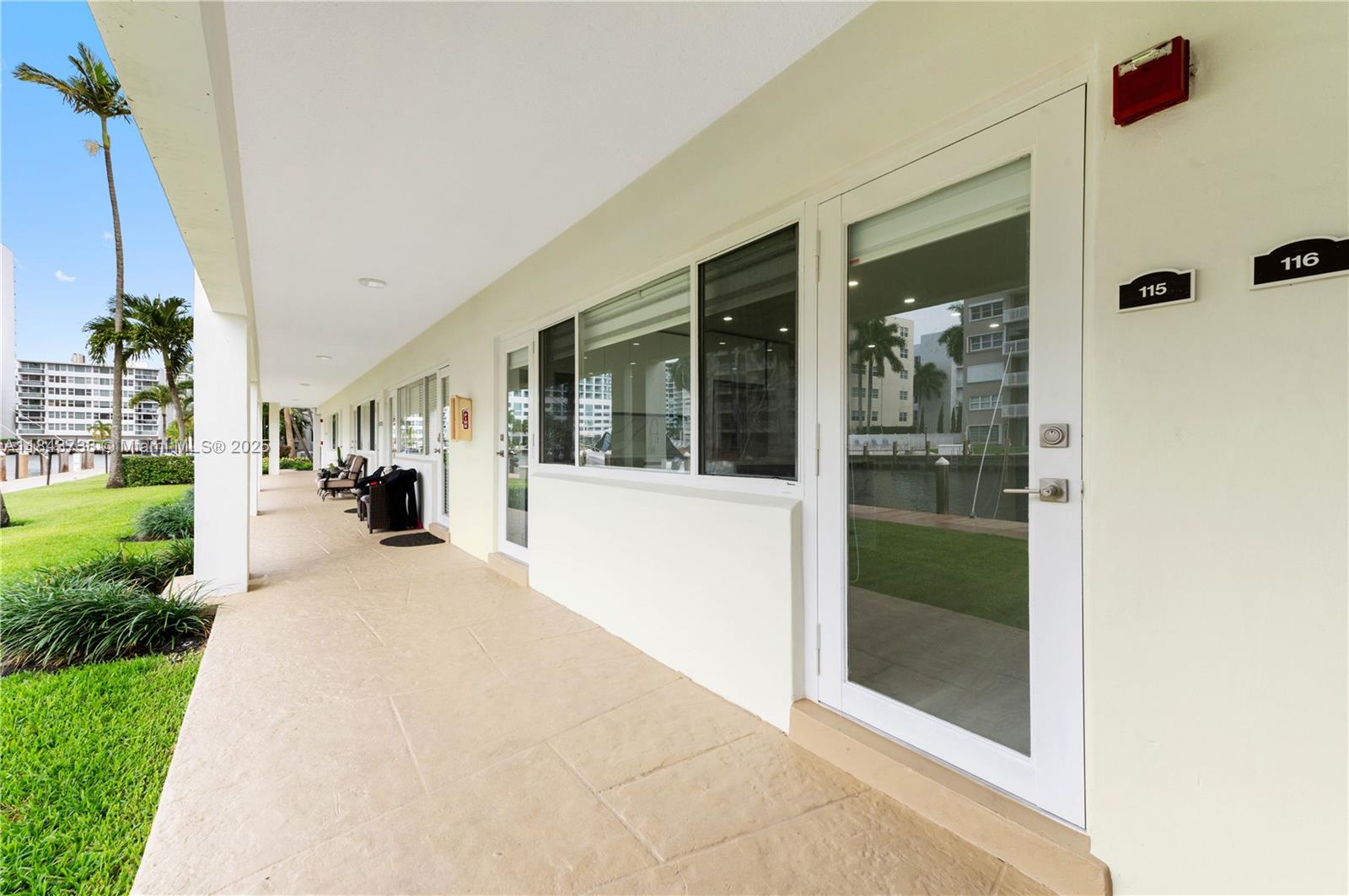 Spectacular apartment just minutes' walk from the famous beaches of Fort Lauderdale, 1 bedroom 1 bathroom unit completely remodeled, with quartz countertops, modern design cabinets, LED lights on the ceiling, stainless steel appliances, laminate flooring throughout the house, impact windows, with a modern bathroom and a very good sized room, small AC room that also serves as storage, with a view of the intercoastal and with the pool just steps away, in a gated complex, enjoy everything Fort Lauderdale has to offer, Restaurants, shopping centers, malls, beautiful beaches, cafes and much more.