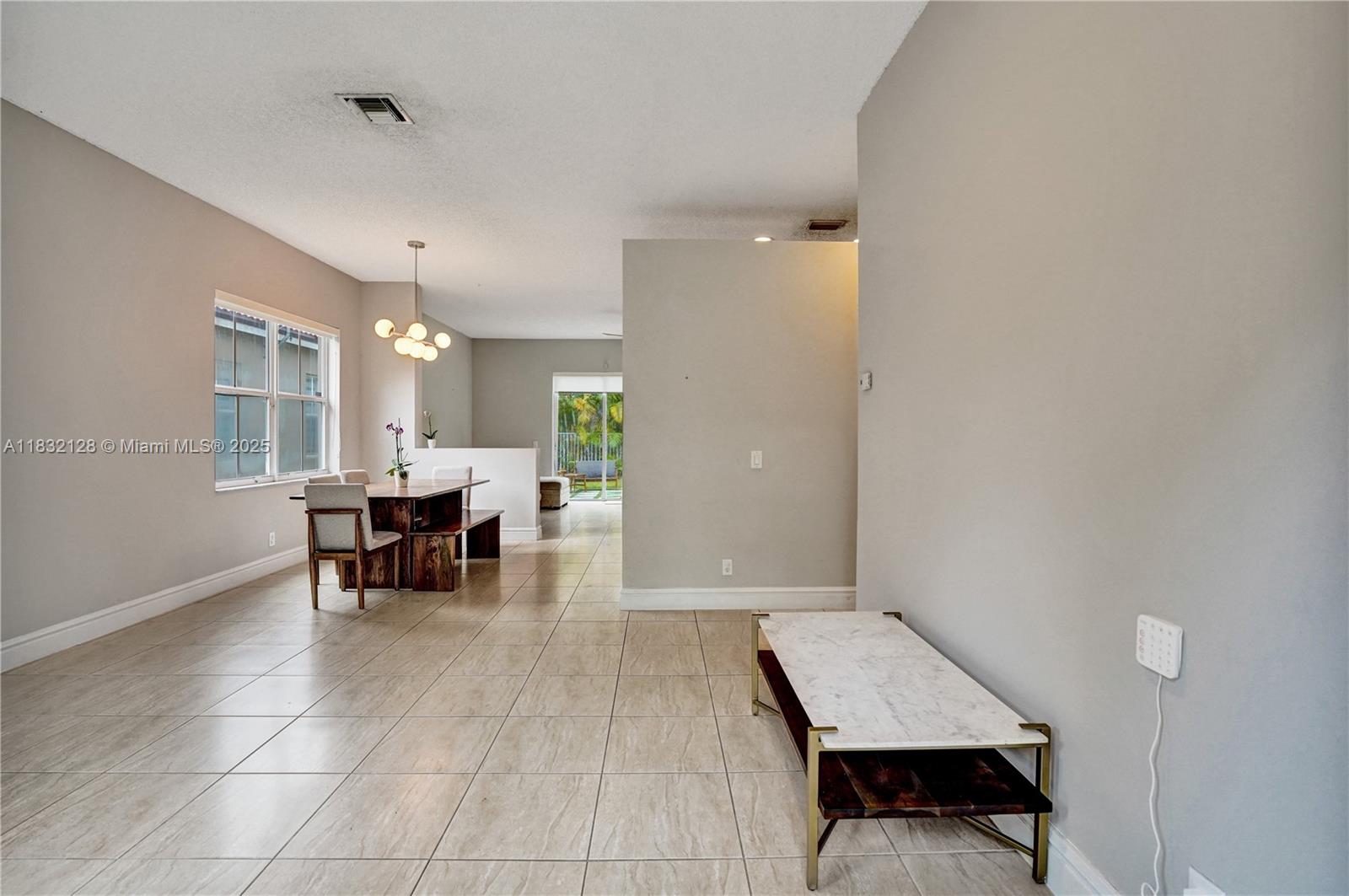 930 W Bluewood Ter