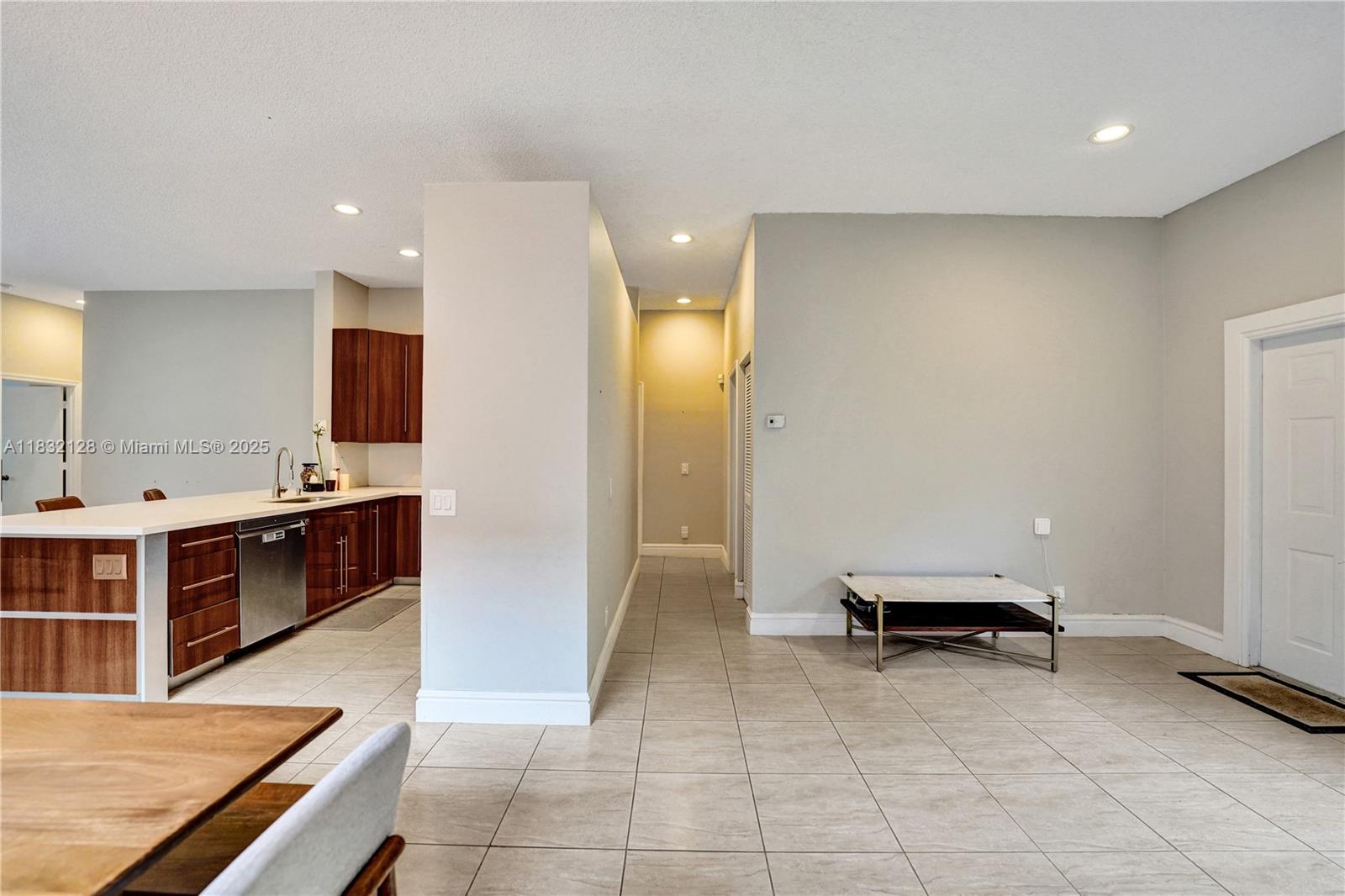930 W Bluewood Ter