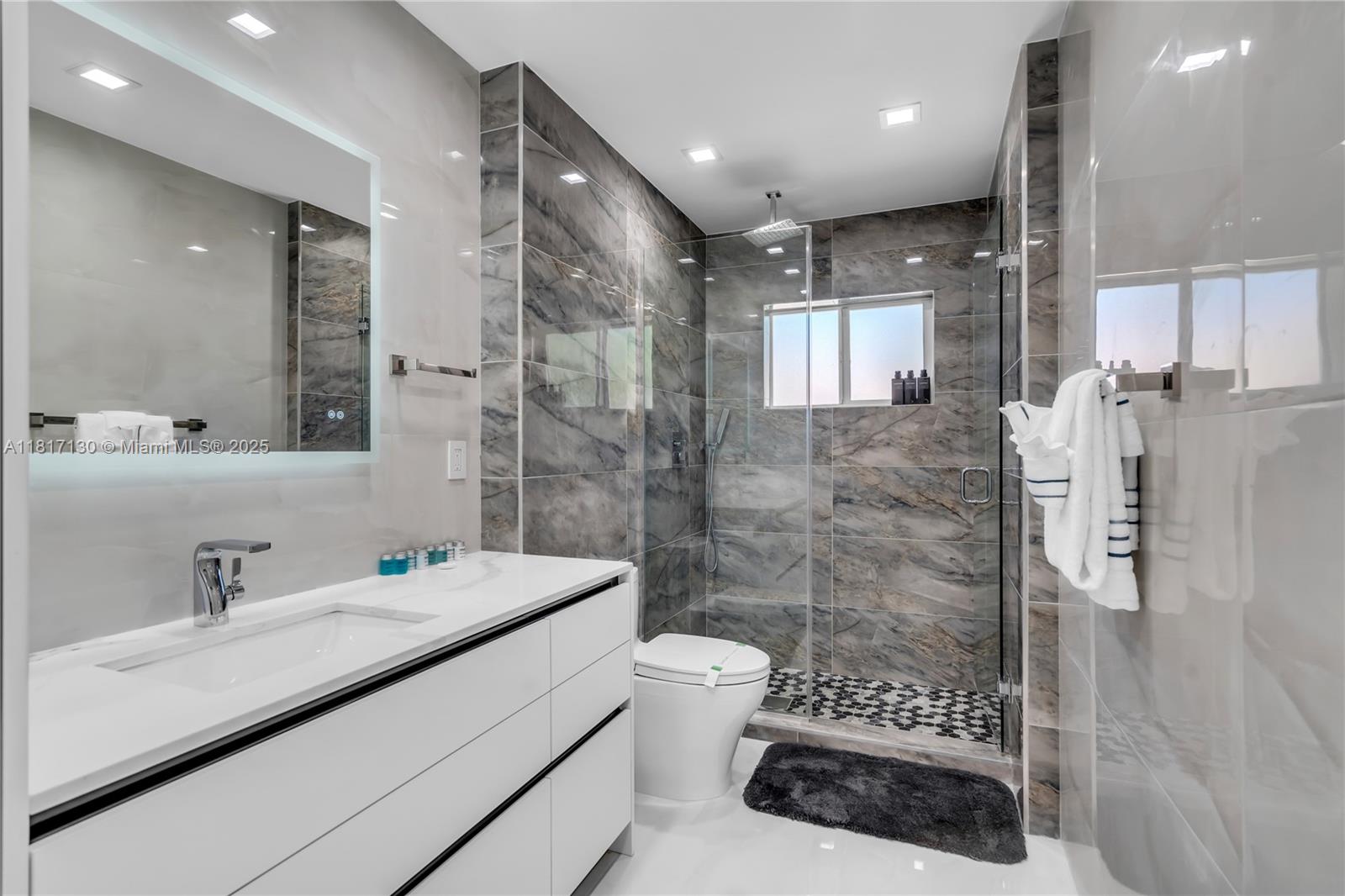 HOLLYWOOD LAKES SECTION - Residential