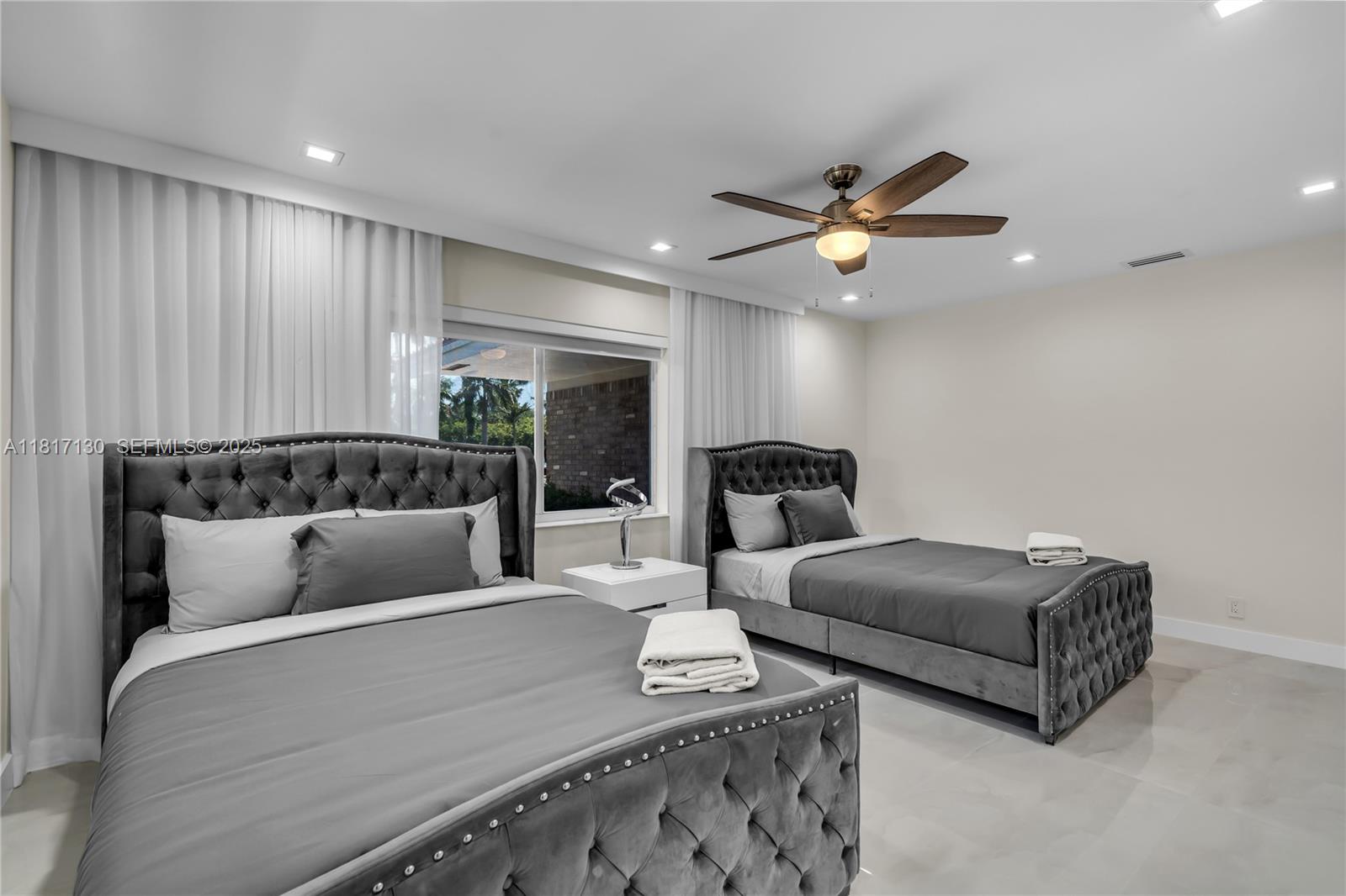 HOLLYWOOD LAKES SECTION - Residential