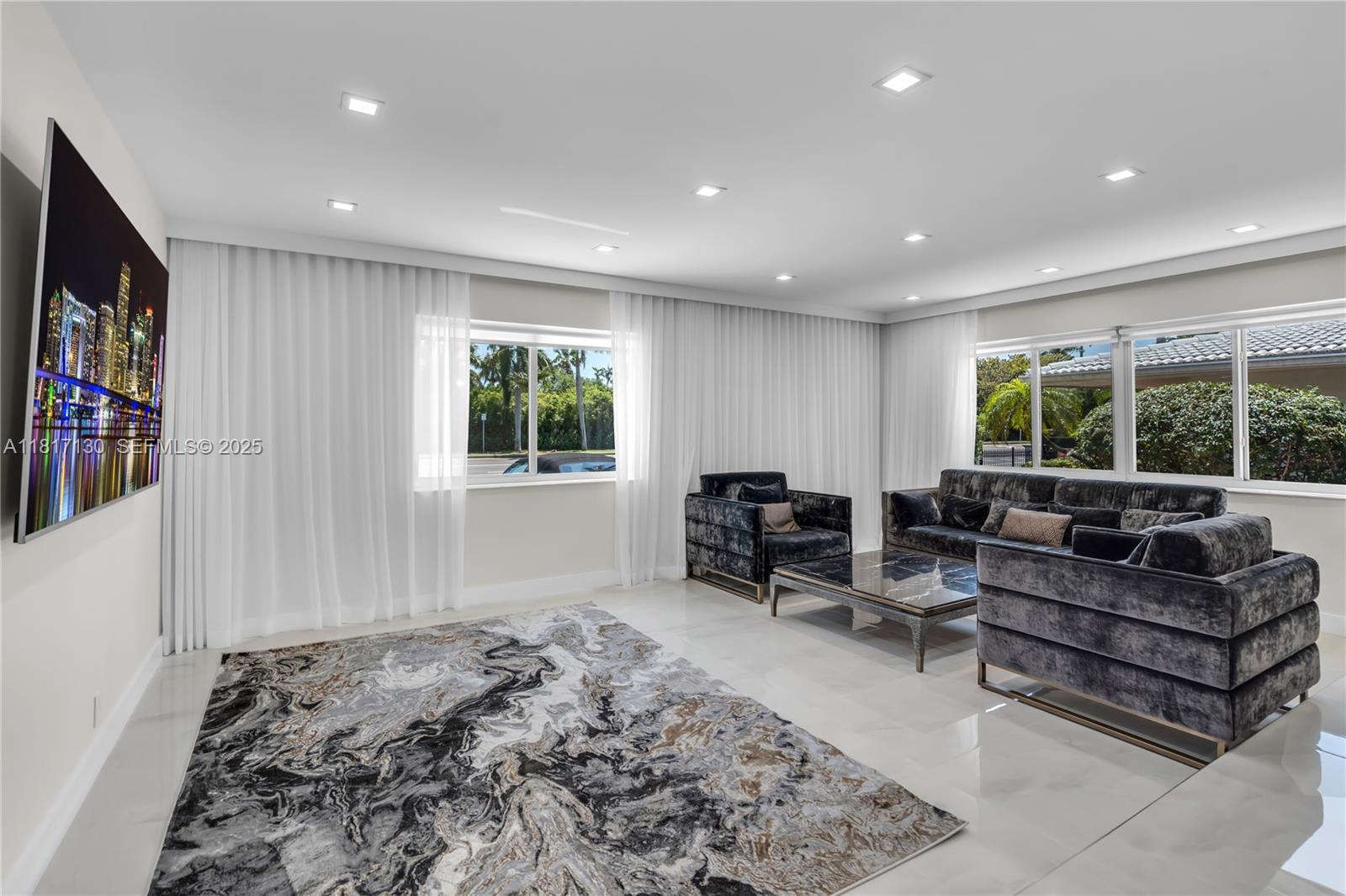 HOLLYWOOD LAKES SECTION - Residential