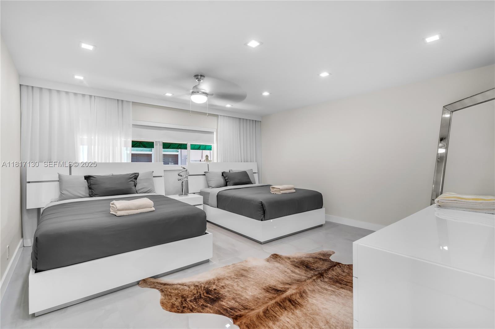 HOLLYWOOD LAKES SECTION - Residential