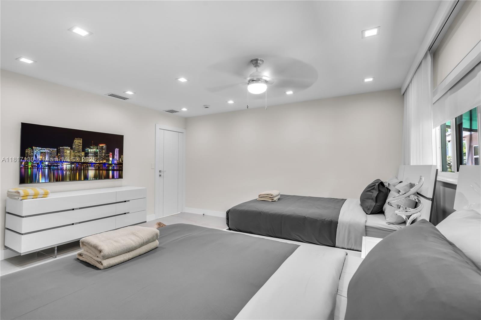 HOLLYWOOD LAKES SECTION - Residential