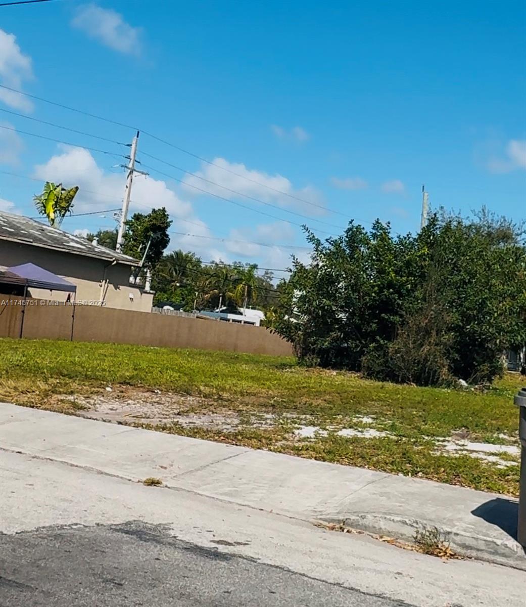 Prime Development Opportunity – 3 Lot in Historic District!
Rare 3-lot parcel in a booming area, directly across from the Firefighters Museum on a quiet street.
Perfect for a boutique apartment complex, luxury townhomes, or mixed-use development. Ideal for Developers and Investors! Unbeatable location- just 1 minute from vibrant Las Olas restaurants, marina, and nightlife.