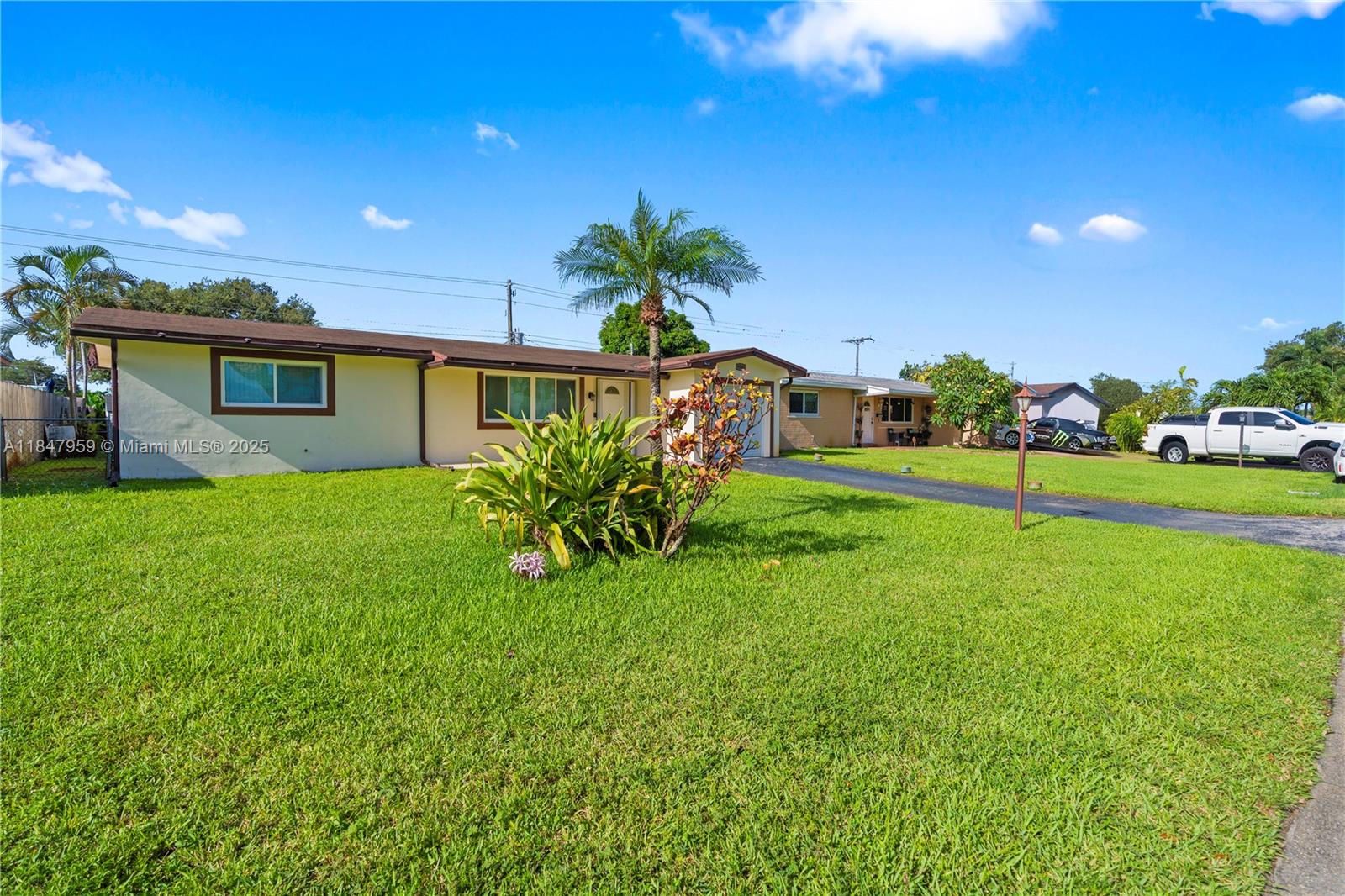 8560 NW 16th St, Pembroke Pines, FL, 33024/$464,900 2 8560 NW 16th St
