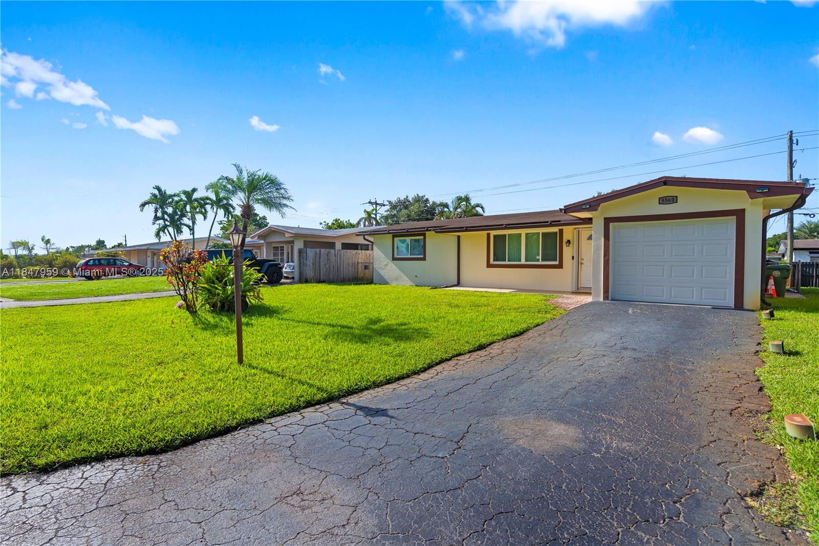 8560 NW 16th St, Pembroke Pines, FL, 33024/$464,900 1 8560 NW 16th St