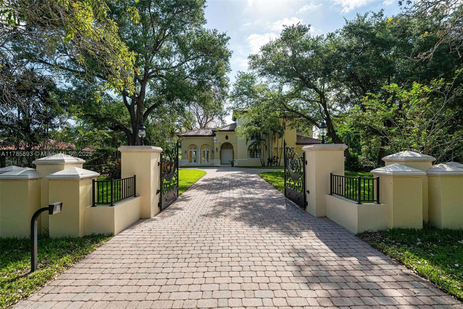 6075 Sw 85th Ave, Miami, Broward County, Florida - 5 Bedrooms  
4 Bathrooms - 