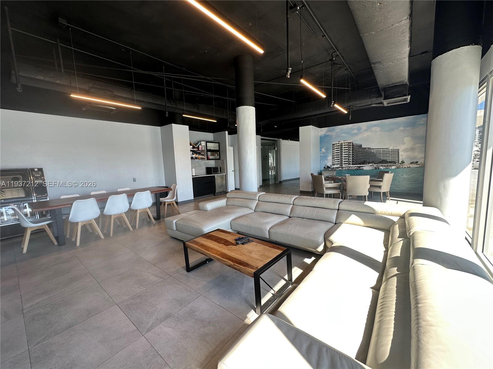 KING COLE CONDO - Residential