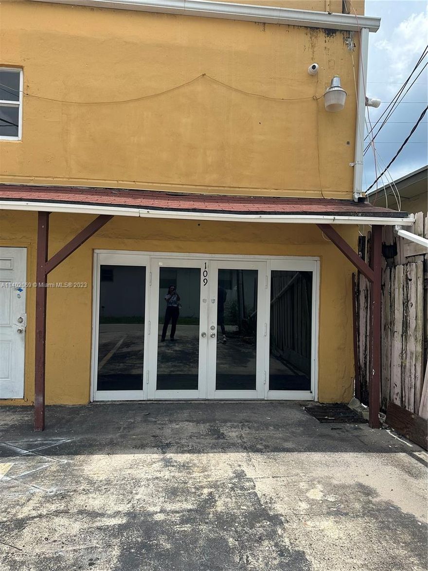 location location!
this unit can have multiple uses - residential or commercial.
come and make it your own.
Prime location close to major highways, shopping centers and the Hollywood Circle.
impact doors.
utilities and electricity bill are included in the rent.