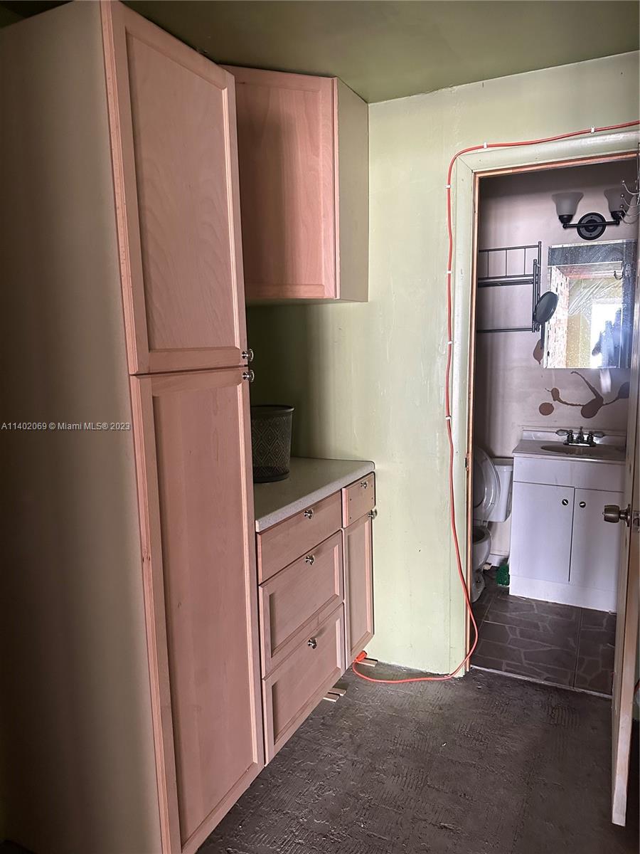 HOLLYWOOD PARK - Residential Lease